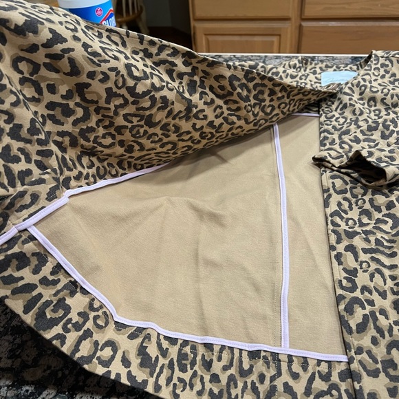 Woman’s medium CAbi cheetah coat - Picture 3 of 7